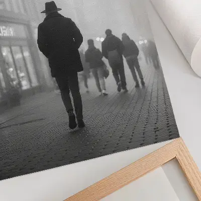 Plakatas svetainei figūra su skrybėle rūke tarp skėčių paslapties dvasia