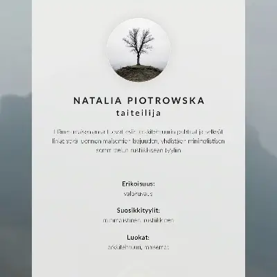 Plakatas svetainei geltono namo rūkas kalnuose su ramiąja atmosfera