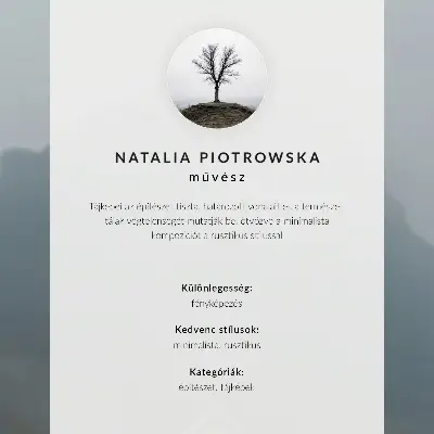 Plakatas svetainei geltono namo rūkas kalnuose su ramiąja atmosfera