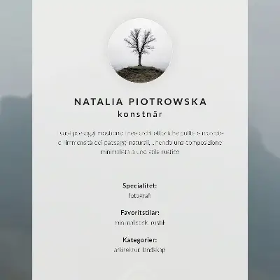 Plakatas svetainei geltono namo rūkas kalnuose su ramiąja atmosfera
