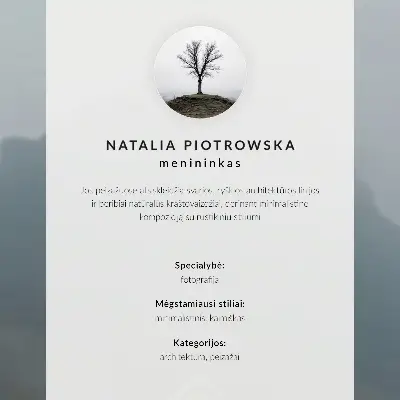 Plakatas svetainei geltono namo rūkas kalnuose su ramiąja atmosfera