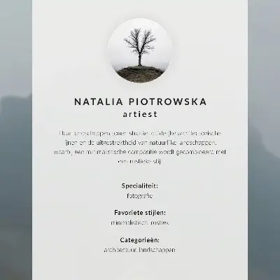 Plakatas svetainei geltono namo rūkas kalnuose su ramiąja atmosfera