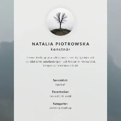 Plakatas svetainei geltono namo rūkas kalnuose su ramiąja atmosfera