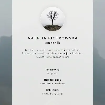 Plakatas svetainei geltono namo rūkas kalnuose su ramiąja atmosfera