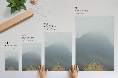 Plakatas svetainei geltono namo rūkas kalnuose su ramiąja atmosfera