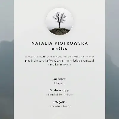 Plakatas svetainei geltono namo rūkas kalnuose su ramiąja atmosfera