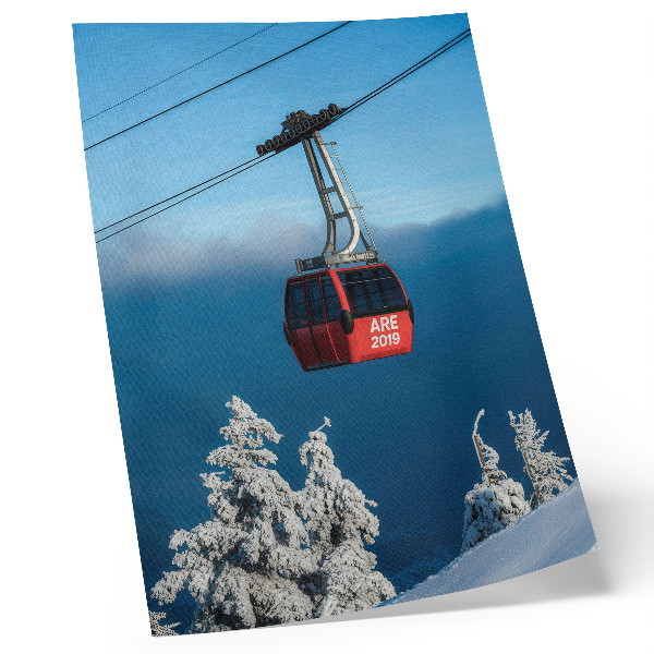 Sieninis plakatas Žiemos peizažas, raudona gondola, balti medžiai