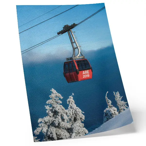 Sieninis plakatas žiemos peizažas su raudona gondola ir baltais medžiais