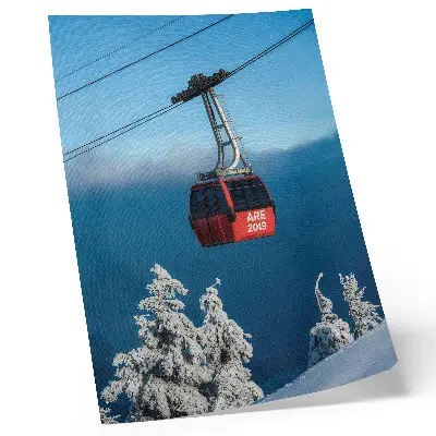 Sieninis plakatas žiemos peizažas su raudona gondola ir baltais medžiais