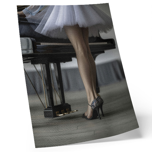 Plakatas svetainei Balerina prie fortepijono, elegancija ir subtilumas