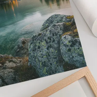 Plakatas kalnai, ežeras, sala ir rūkuotas rytas