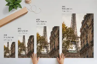 Sieninis plakatas Eifelio bokšto architektūra su medžiais šiltomis spalvomis