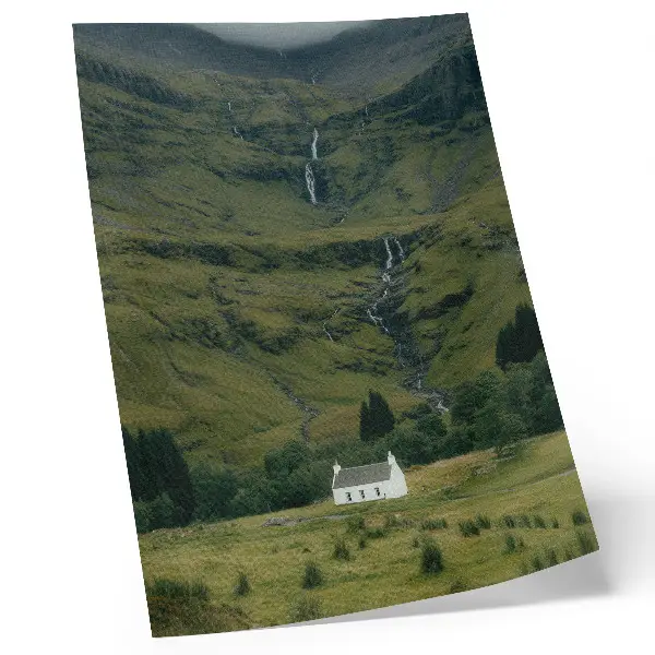Sieninis plakatas žalios kalvos su vaizdingu nameliu ir ramia atmosfera