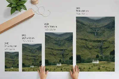 Sieninis plakatas žalios kalvos su vaizdingu nameliu ir ramia atmosfera