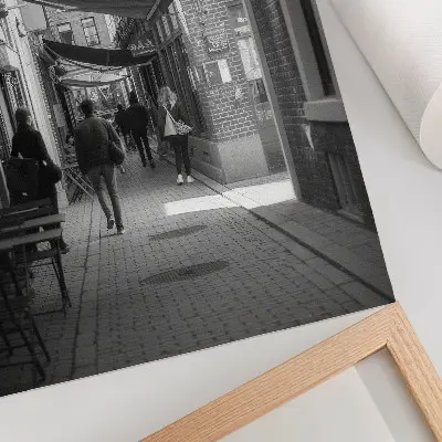 Sieninis plakatas juodai baltas siauros gatvės plytų miesto fasadas