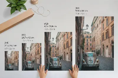 Dekoratyvinis plakatas gatvė su automobiliu ir klasikine architektūra