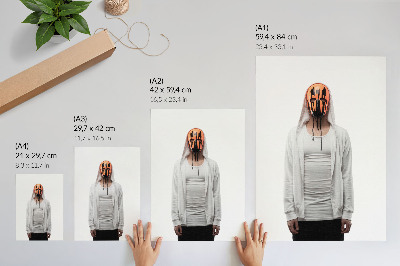 Plakatas svetainei Figūra su oranžine kauke baltais drabužiais