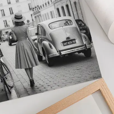 Dekoratyvinis plakatas retro stiliaus moteris klasikiniame miesto automobilyje