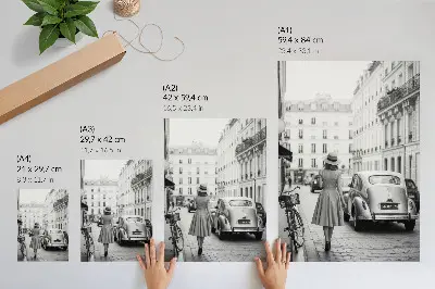 Dekoratyvinis plakatas retro stiliaus moteris klasikiniame miesto automobilyje