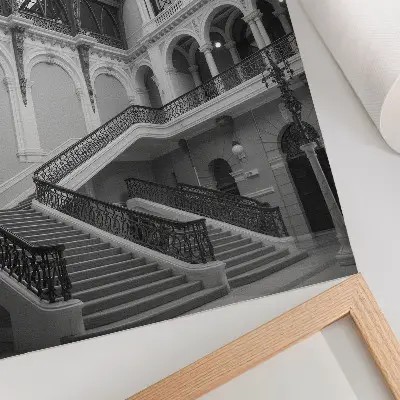 Sieninis plakatas dekoratyviniai laiptai su dideliais langais ir aukštomis lubomis