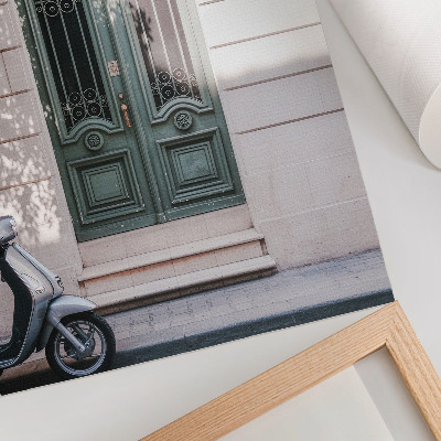 Dekoratyvinis plakatas Elegantiškas fasadas su žaliomis durimis ir motoroleriu