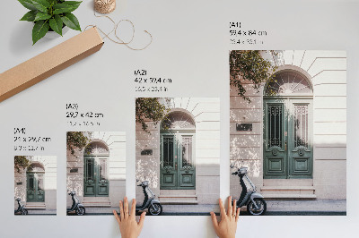 Dekoratyvinis plakatas Elegantiškas fasadas su žaliomis durimis ir motoroleriu