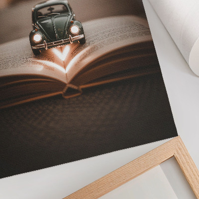 Dekoratyvinis plakatas Miniatiūrinis automobilis ant knygos su stebuklingomis lemputėmis