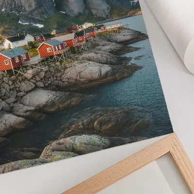Dekoratyvinis plakatas raudoni namai fiorde saulėlydžio metu kalnų apsuptyje