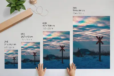 Plakatas atmosferinis žiemos peizažas su spalvingais debesimis ir vienišu ženklu