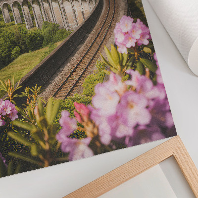 Sieninis plakatas Akmeninis viadukas, žalios kalvos, pastelinės gėlės