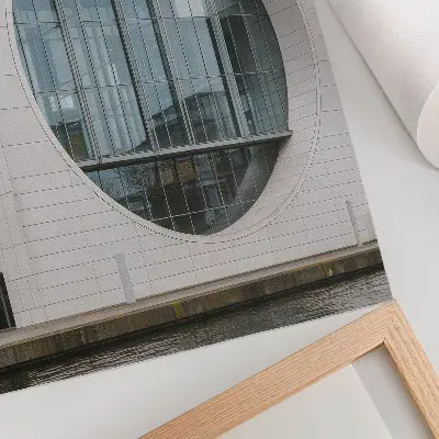 Dekoratyvinis plakatas futuristinis fasadas su griežtomis linijomis ir stiklo konstrukcija