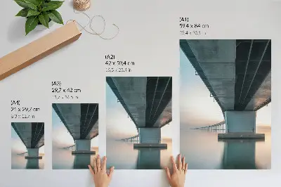 Dekoratyvinis plakatas tiltas per vandenį su minimalistine ir modernia elegancija