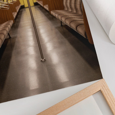 Plakatas svetainei Metro interjeras geltoname medyje modernus