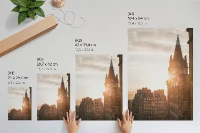 Plakatas architektūra šiltų atspalvių saulėlydyje