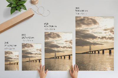 Plakatas Tiltas per vandenį besileidžiančios saulės šviesoje