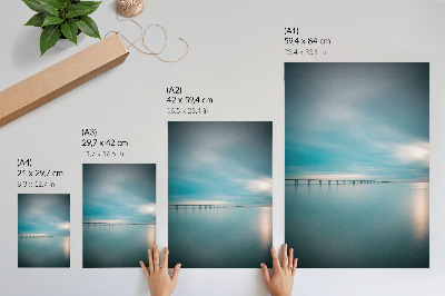Plakatas Tiltas per ramius mėlynus vandenis