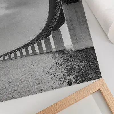 Plakatas svetainei monumentalus pilkų atspalvių tiltas
