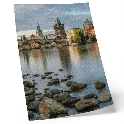 Plakatas svetainei Vaizdinga miesto panorama su tiltu per upę