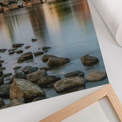 Plakatas svetainei Vaizdinga miesto panorama su tiltu per upę