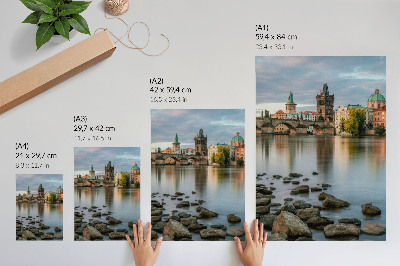 Plakatas svetainei Vaizdinga miesto panorama su tiltu per upę