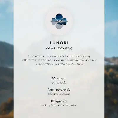 Plakatas žiemos peizažas su slidinėjimo trasomis, kalnais, medžiais ir dangumi
