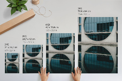 Dekoratyvinis plakatas Šiuolaikinės architektūros stiklo pastato atspindys
