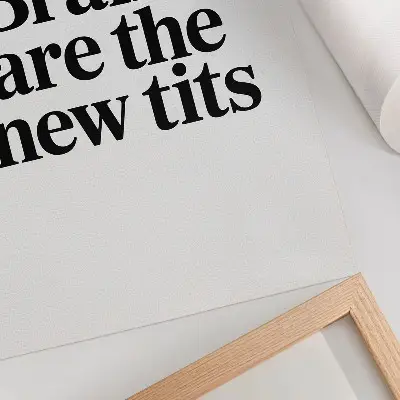 Plakatas su kontrastinga tipografija ir įkvepiančia žinute