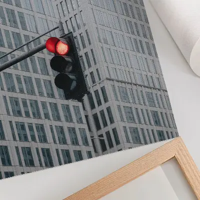 Dekoratyvinis plakatas su intensyviai raudonais aukštais dangoraižiais