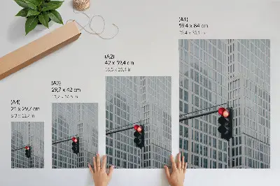 Dekoratyvinis plakatas su intensyviai raudonais aukštais dangoraižiais