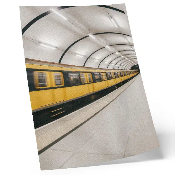 Plakatas svetainei modernus metro vaizdas su sklandžiomis linijomis ir dinamiškumu