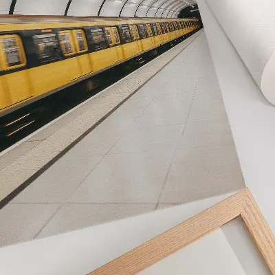 Plakatas svetainei modernus metro vaizdas su sklandžiomis linijomis ir dinamiškumu