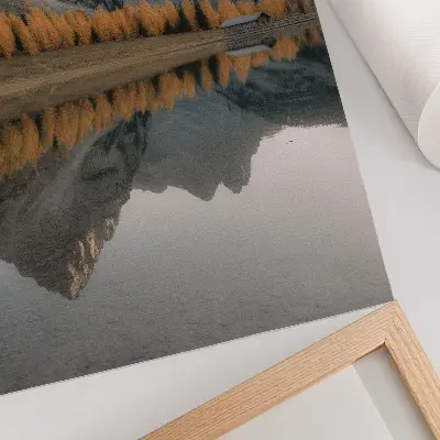 Plakatas ramus ežeras su medžių atspindžiais ir kalnais rudenį