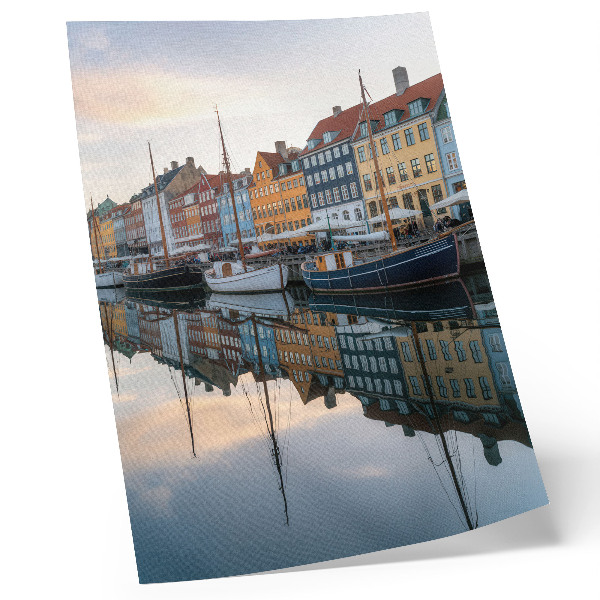 Plakatas Spalvingi pastatai, žavingai atsispindintys vandenyje