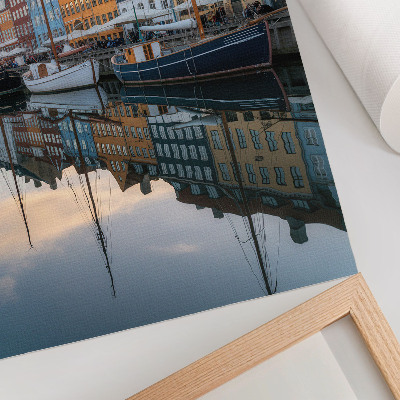 Plakatas Spalvingi pastatai, žavingai atsispindintys vandenyje